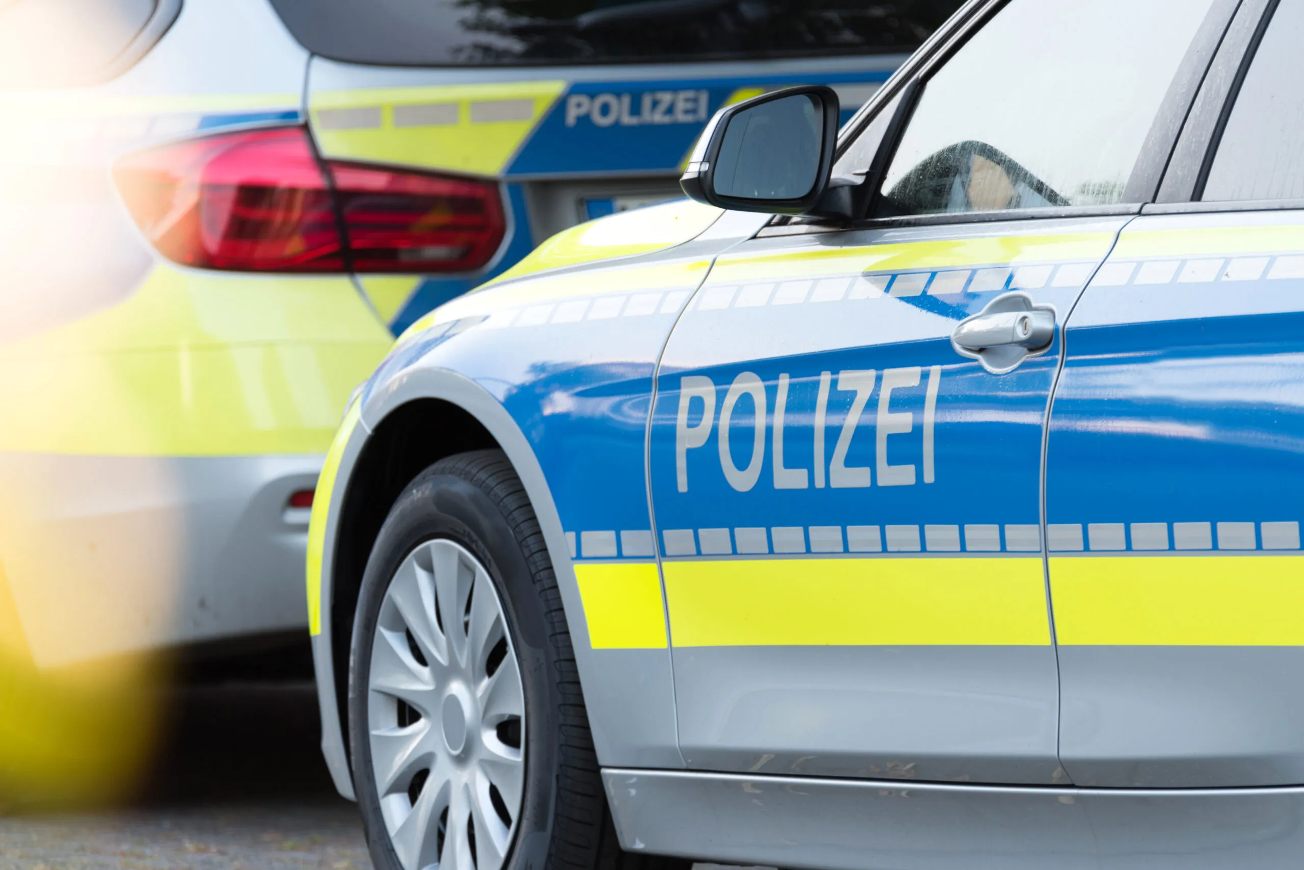 Ein Polizeiwagen auf der Straße.