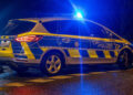 Streifenwagen bei Nacht mit Blaulicht