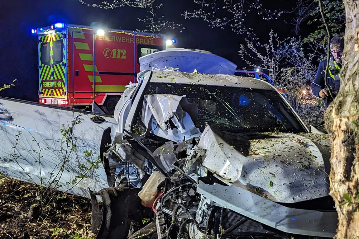 Pkw gegen Baum auf der B265 bei Brühl