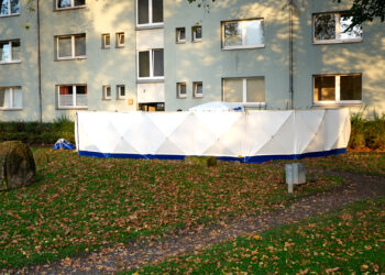 Eine 38-Jährige starb nach Sturz aus dem Fenster. Ihr Bekannter sprang ebenfalls. Beide weisen Stichverletzungen auf. 
17.10.24, Ackerstraße 114, Köln, Foto: Alexander Franz