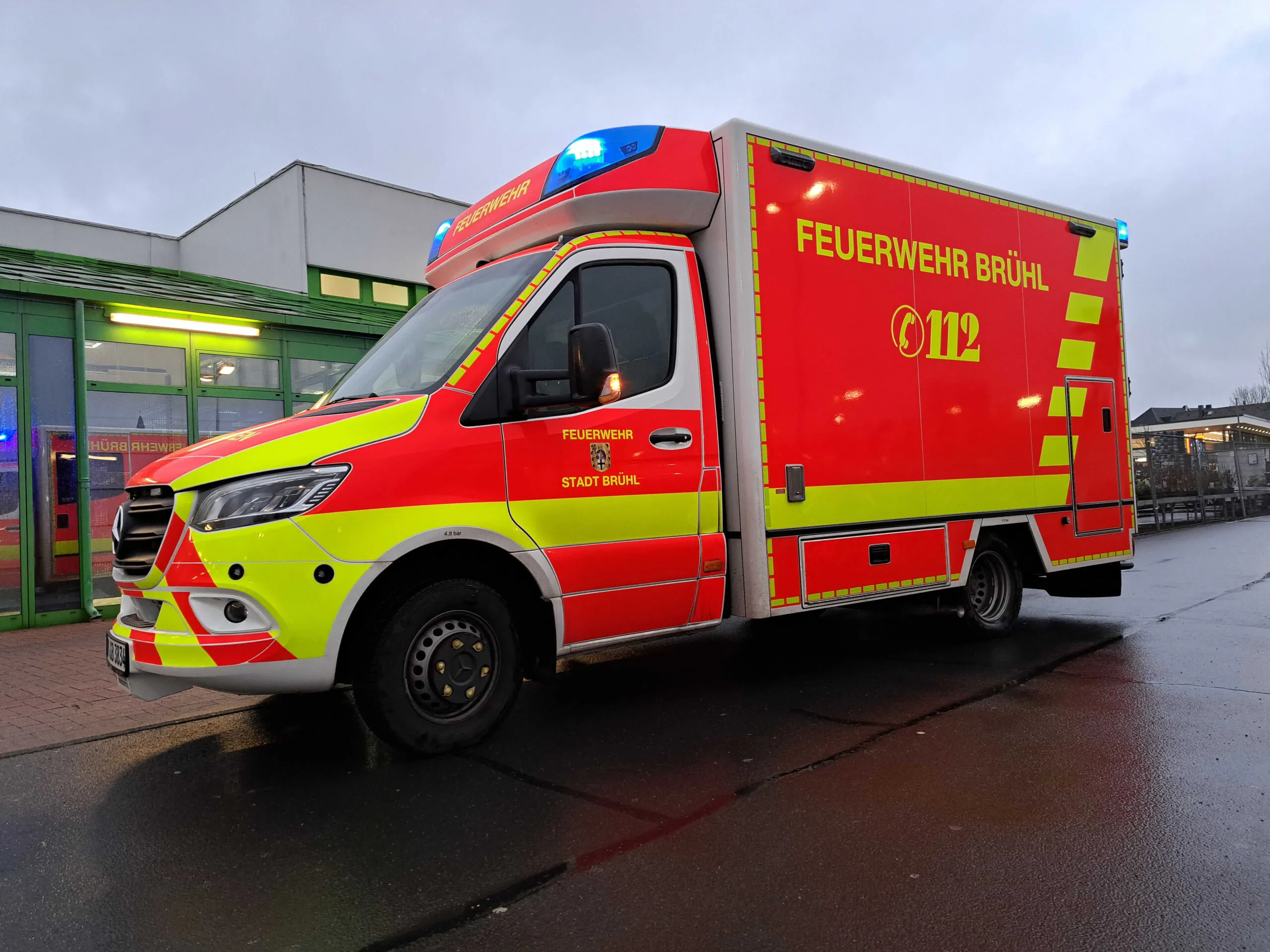 Rettungswagen der Feuerwehr mit Blaulicht bei einem Einsatz