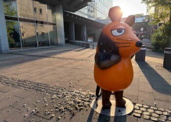 Maus-Figur vor dem WDR-Gebäude in der Kölner Innenstadt nach dem Brand