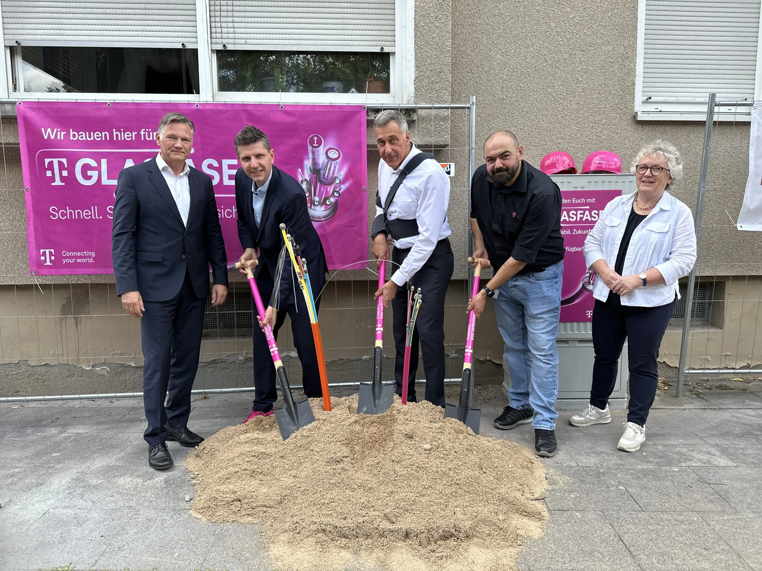 Spatenstich für weiteren Glasfaserausbau in Wesseling