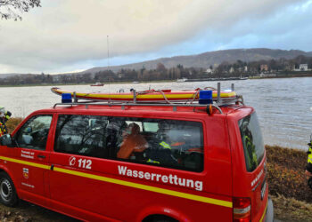 Schiff kollidiert mit Ruderboot auf dem Rhein in Bonn