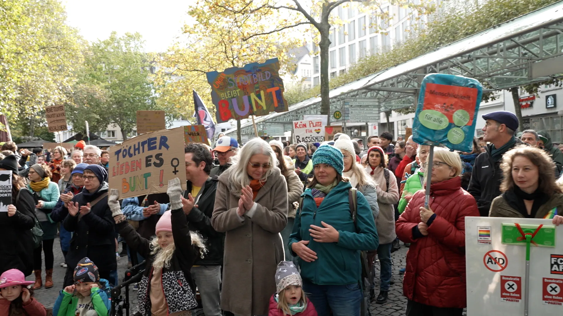 Menschen demonstrieren in Bonn gegen Merz-Aussagen – Stadtbild Bonn im Fokus