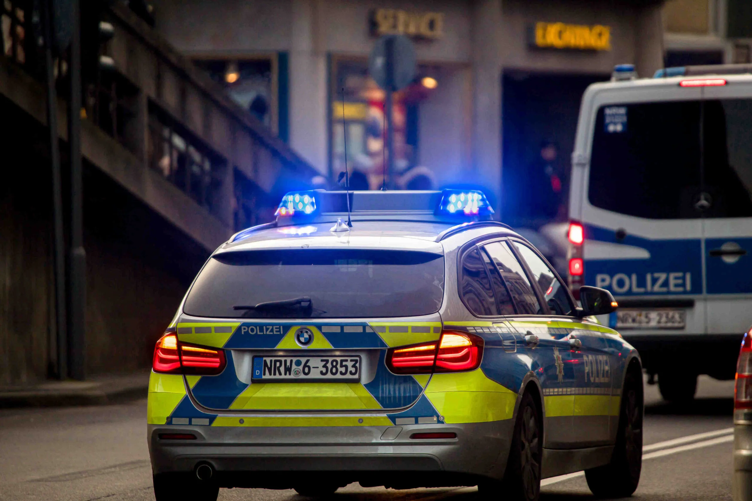 Polizeieinsatz Köln Ursulaplatz – Streifenwagen mit Blaulicht