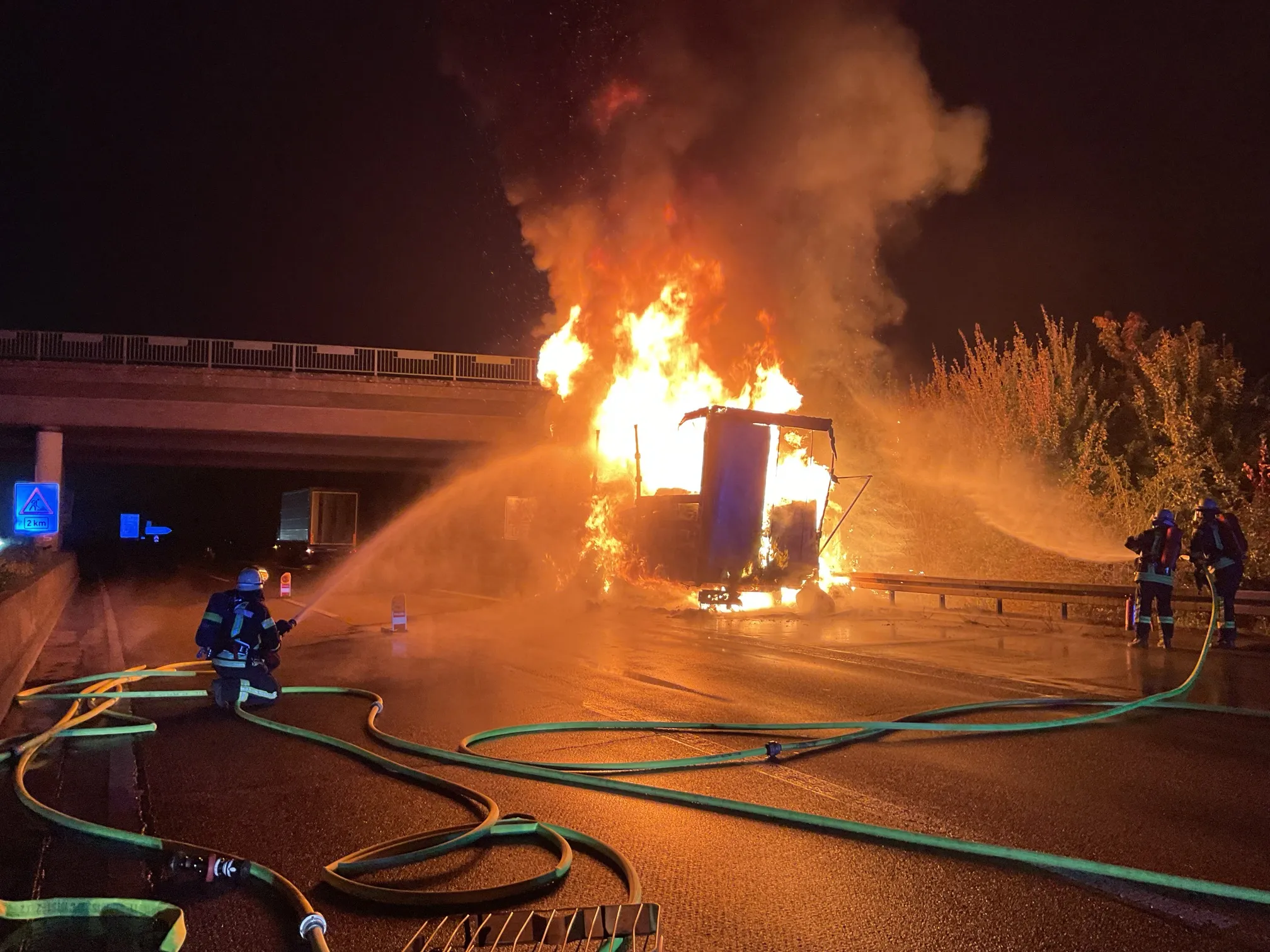 LKW-Anhänger brennt auf der A59 bei Troisdorf – Feuerwehr löscht Brand.