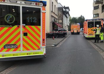 Verkehrsunfall Bonn-Endenich mit Feuerwehr im Einsatz