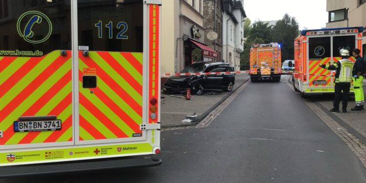 Verkehrsunfall Bonn-Endenich mit Feuerwehr im Einsatz