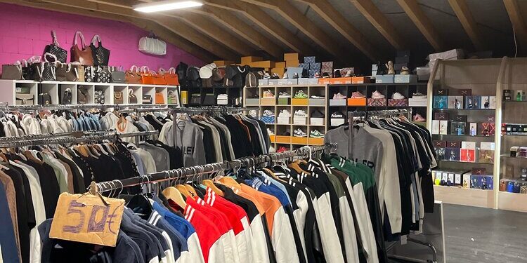 Gefälschte Luxuswaren in Lagerraum – Razzia Köln-Kalk, Foto: Polizei Köln