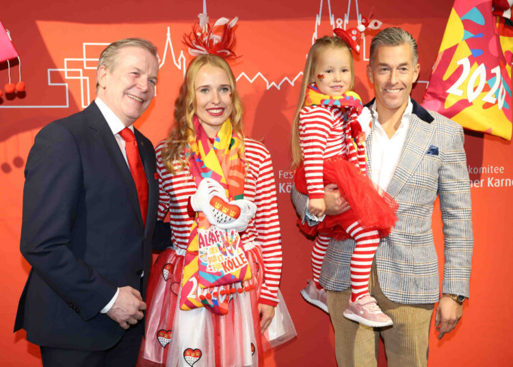 Mottoschal Köln 2026 mit Herzmotiv und Stadtwappen – präsentiert von Christoph Kuckelkorn (links) mit Herbert Geiss (rechts) und den Models mit dem neuen Mottoschal - Foto: Florian Heller