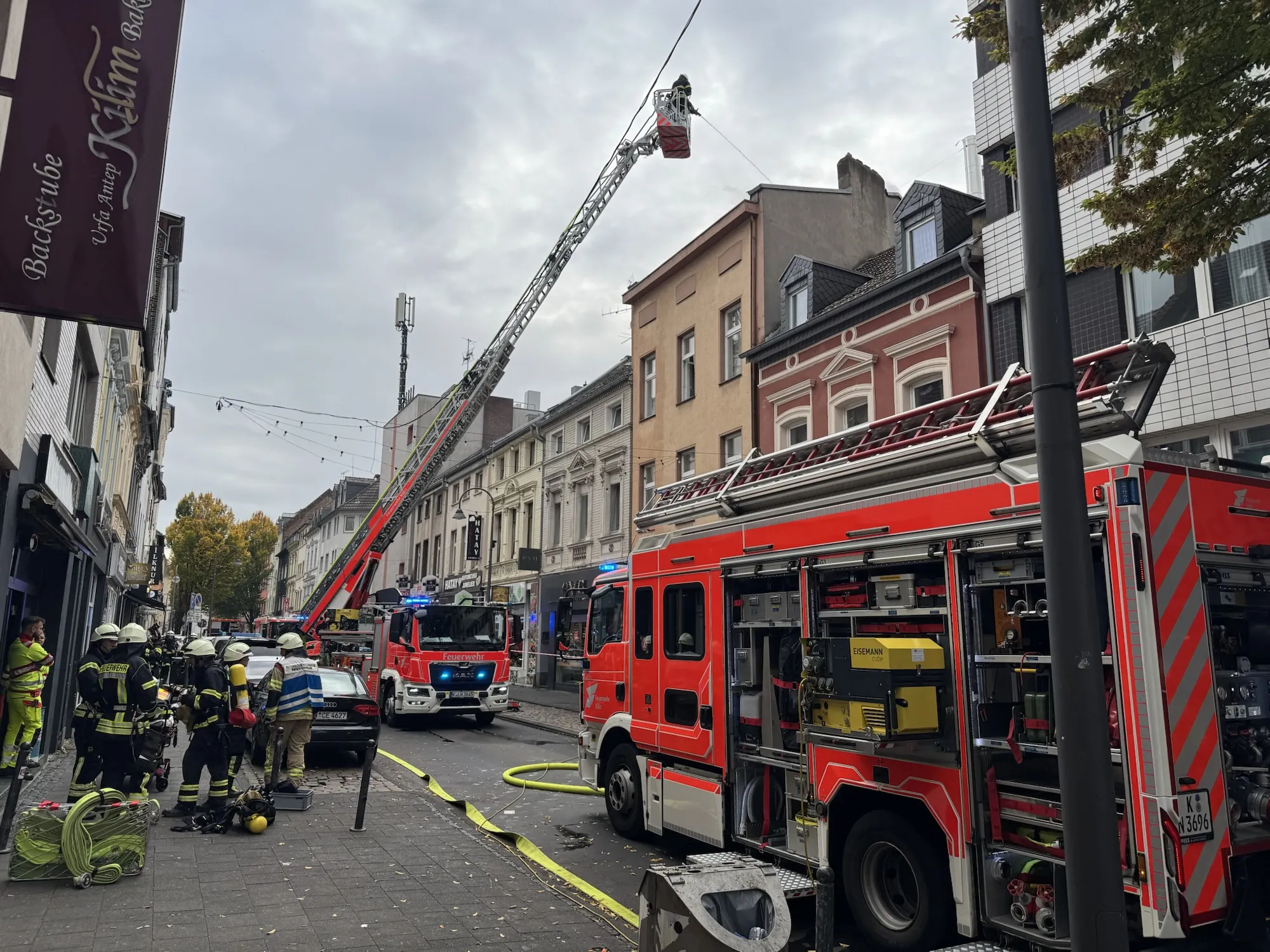 Feuerwehr löscht Dachstuhlbrand in Köln-Mülheim