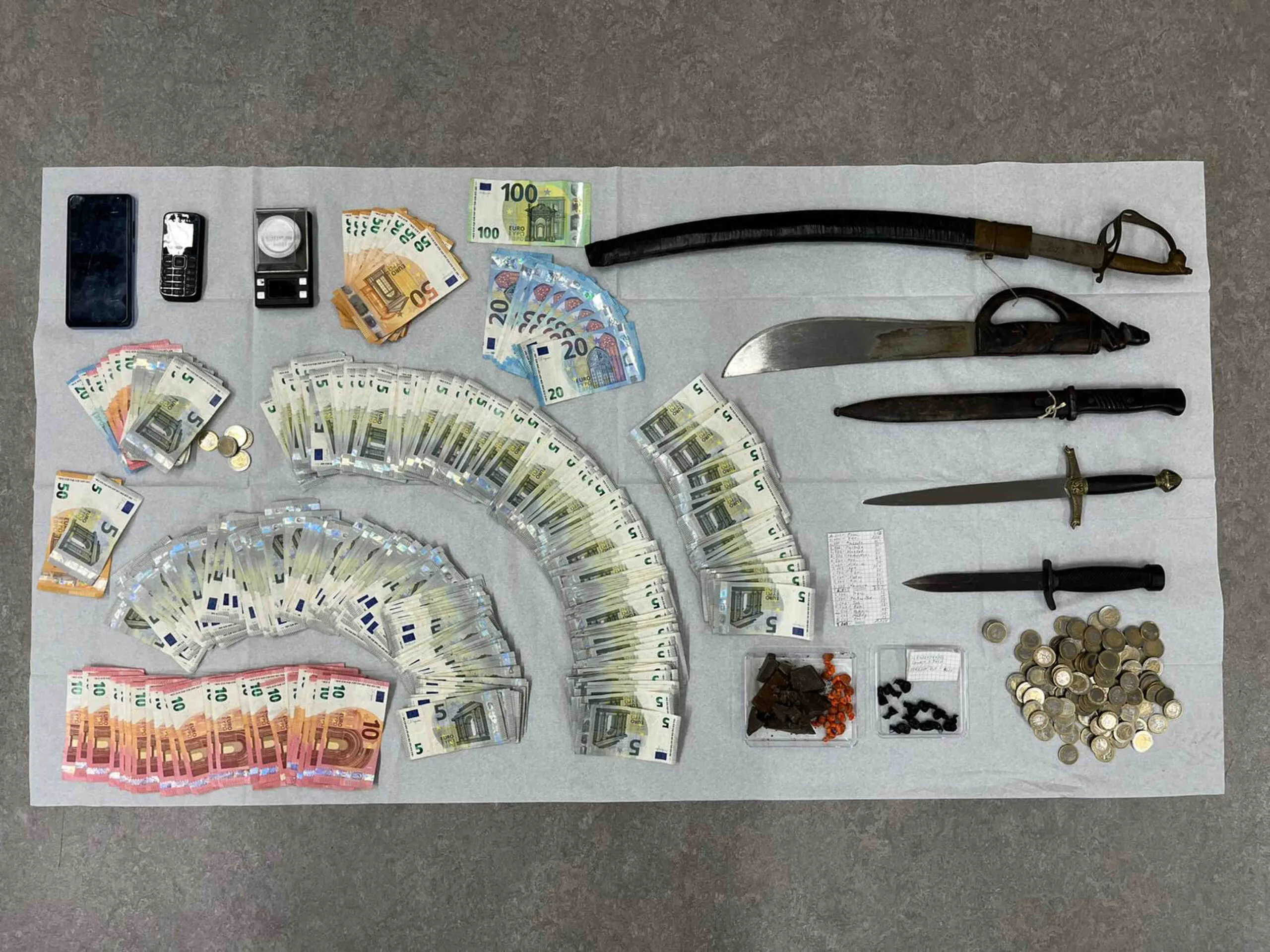 Heroin, Macheten und Bargeld sichergestellt