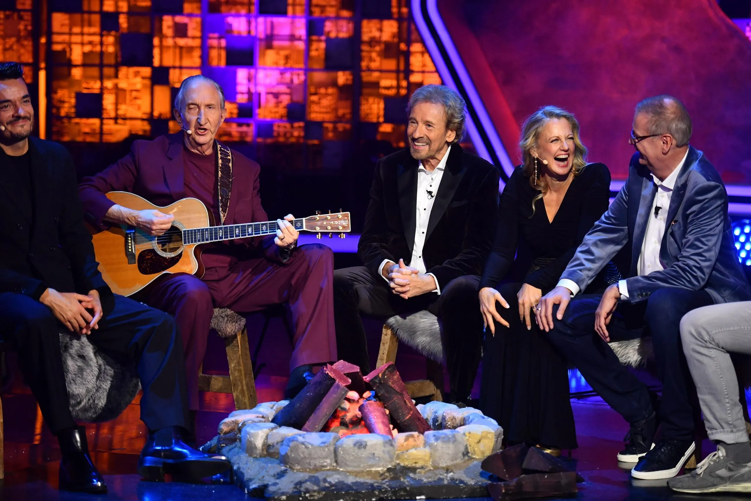 V.li.: Mike Krüger, Thomas Gottschalk, Barbara Schöneberger, Günther Jauch. V.li.: Mike Krüger, Thomas Gottschalk, Barbara Schöneberger, Günther Jauch.