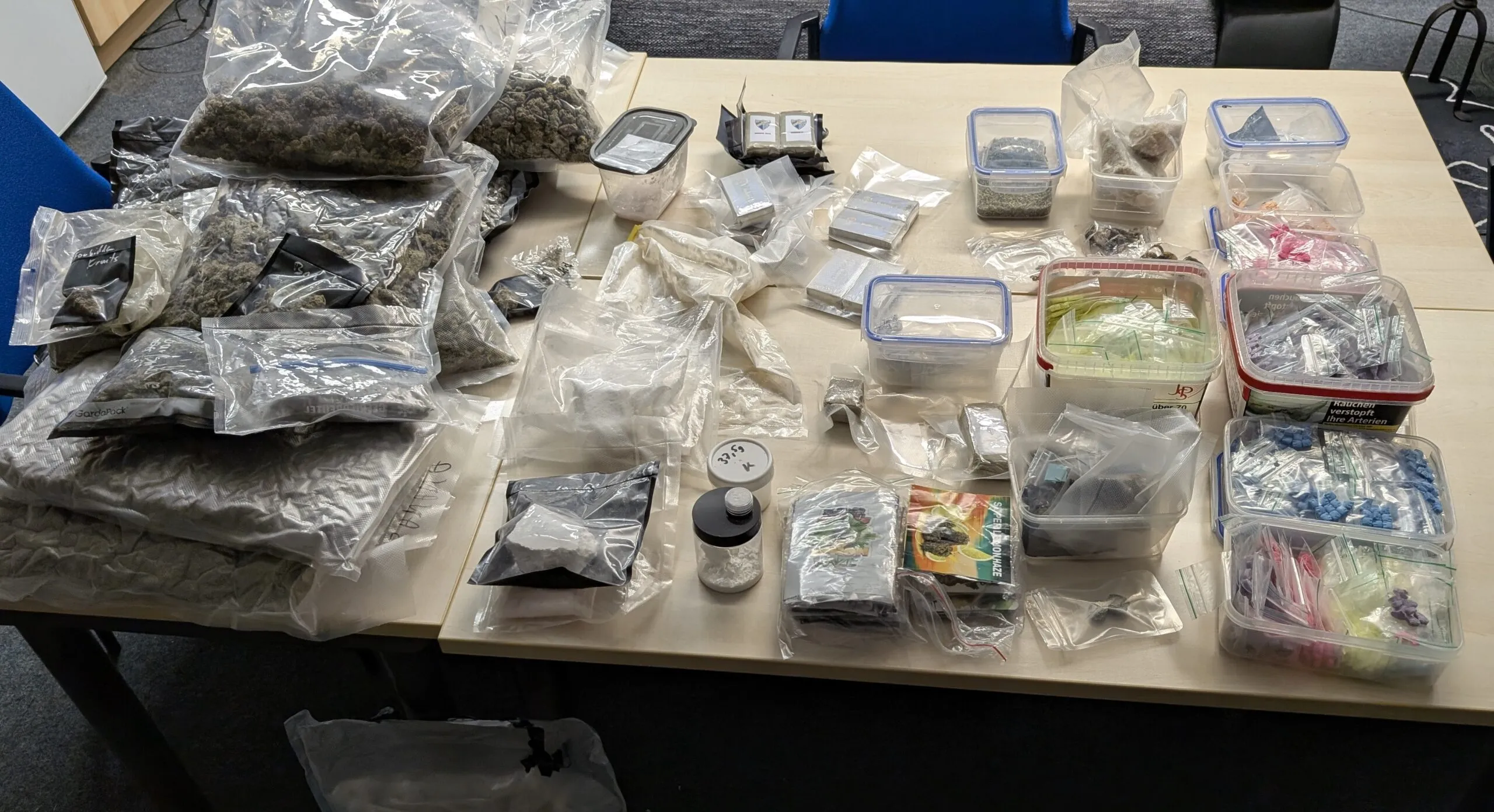 Umfangreicher Drogenfund bei Wohnungsdurchsuchung