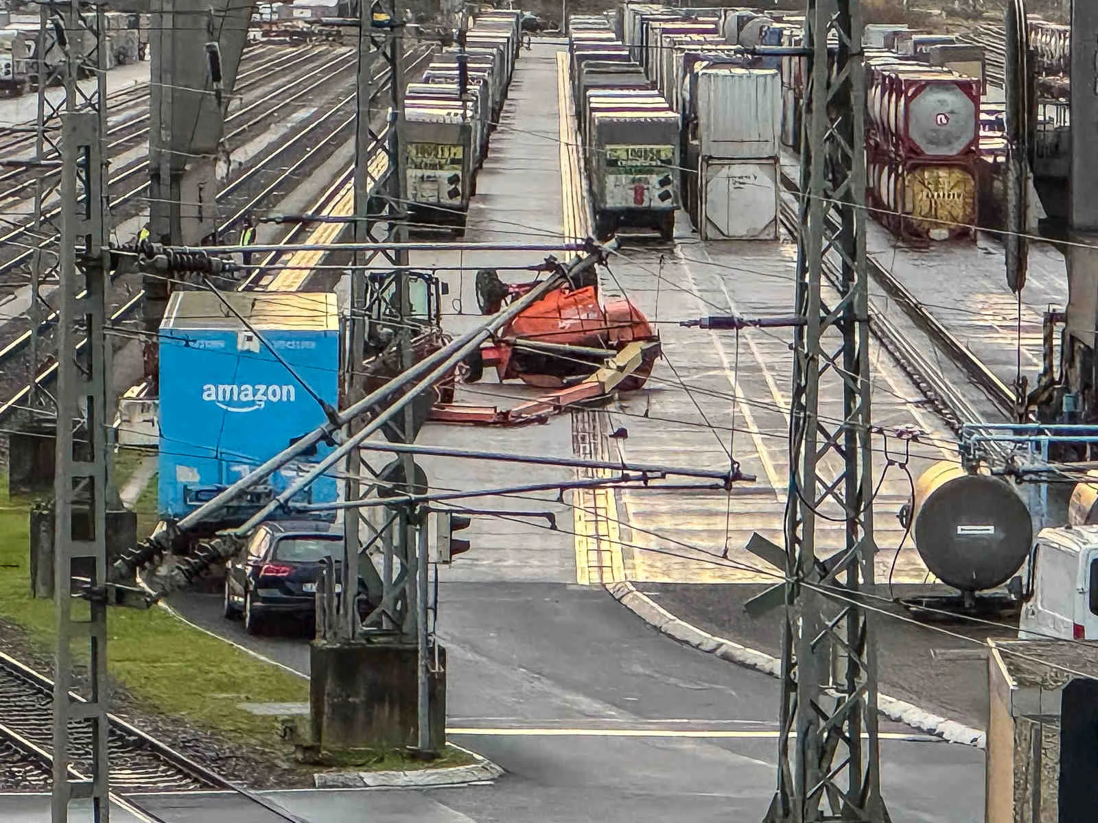 Arbeitsbühne auf dem Umschlagbahnhof Köln-Eifeltor. Die Aufnahme entstand außerhalb des Betriebsgeländes.