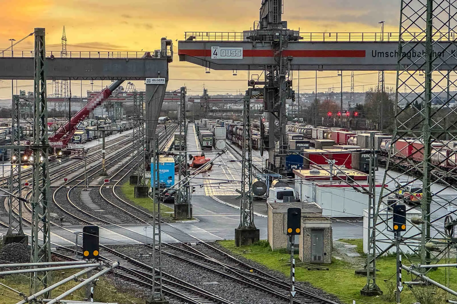 Arbeitsbühne auf dem Umschlagbahnhof Köln-Eifeltor. Die Aufnahme entstand außerhalb des Betriebsgeländes. Foto: Alexander Franz