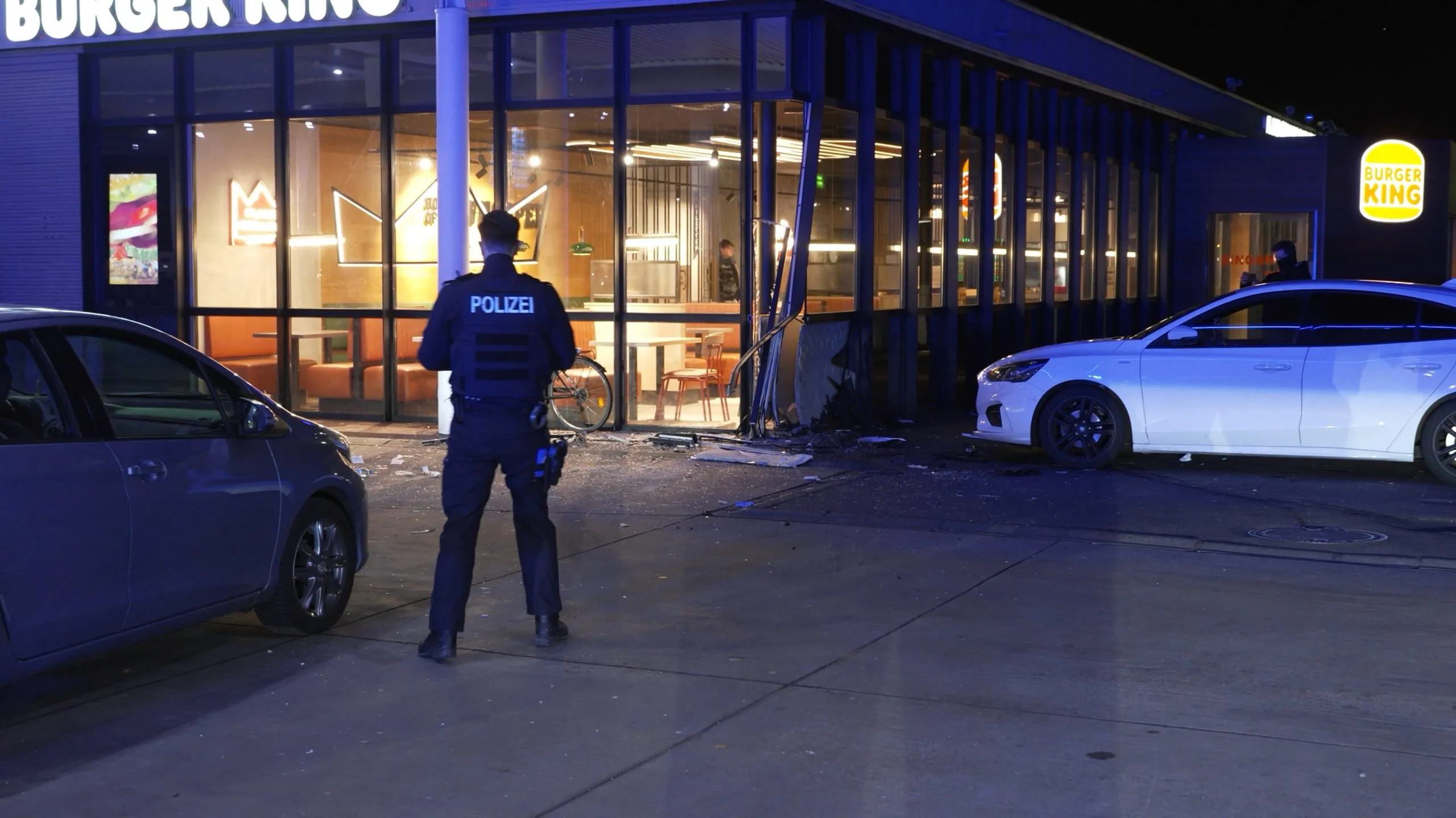 Polizeieinsatz am Bonner Verteiler: Beamter von flüchtendem Auto schwer verletzt