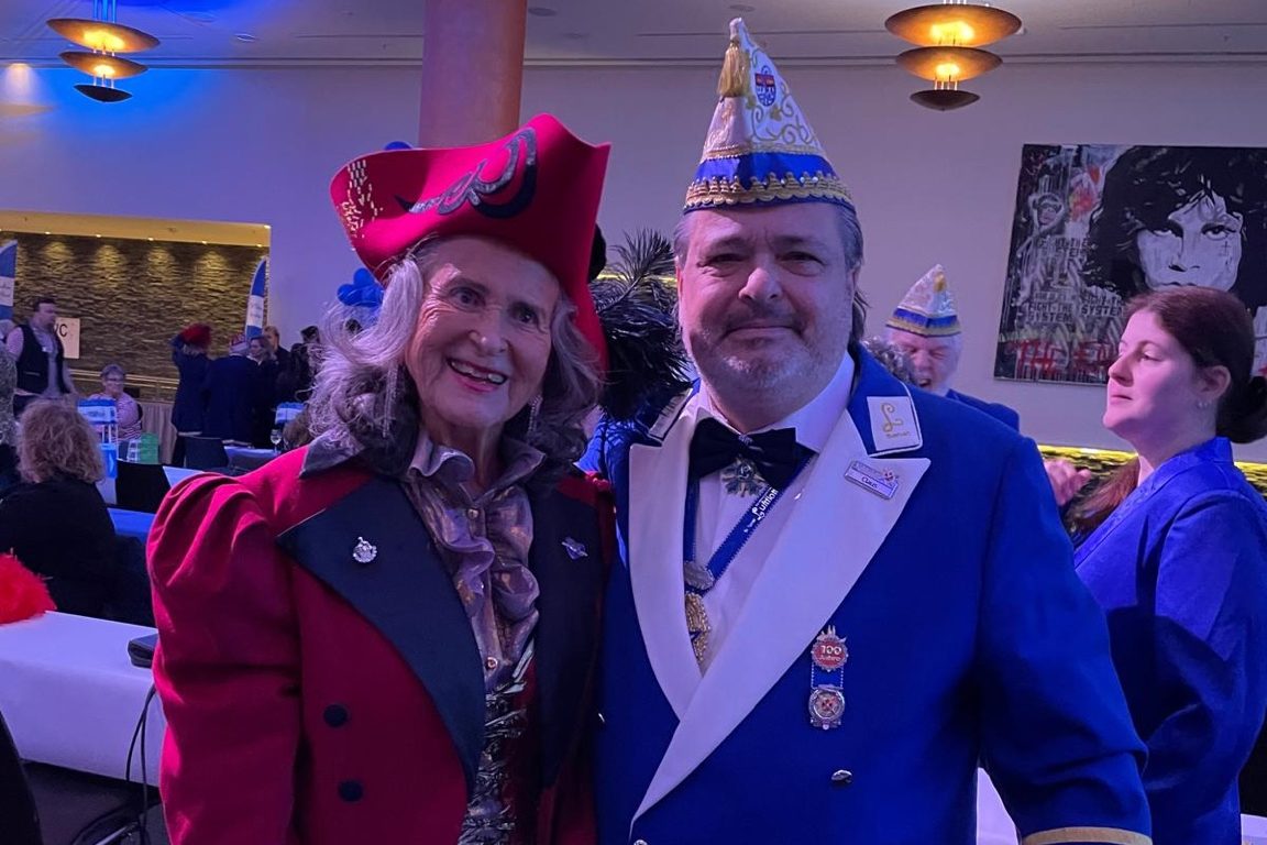 Anwalt erscheint in Karnevalsuniform zum Hafttermin im Polizeipräsidium Köln