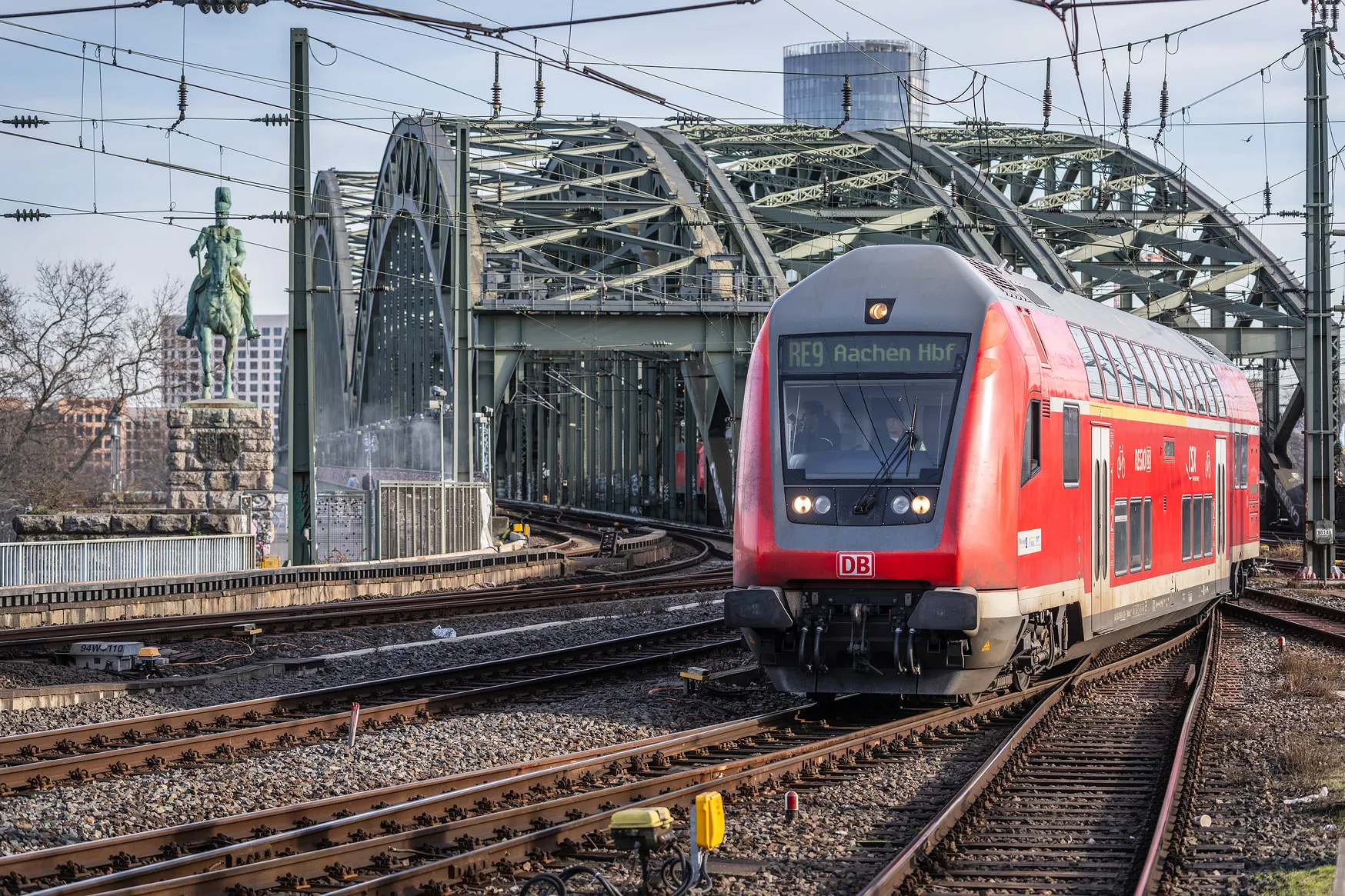 Kerpen-Horrem: Reizgasangriff in Regionalexpress – 18 Verletzte, Tatverdächtiger festgenommen