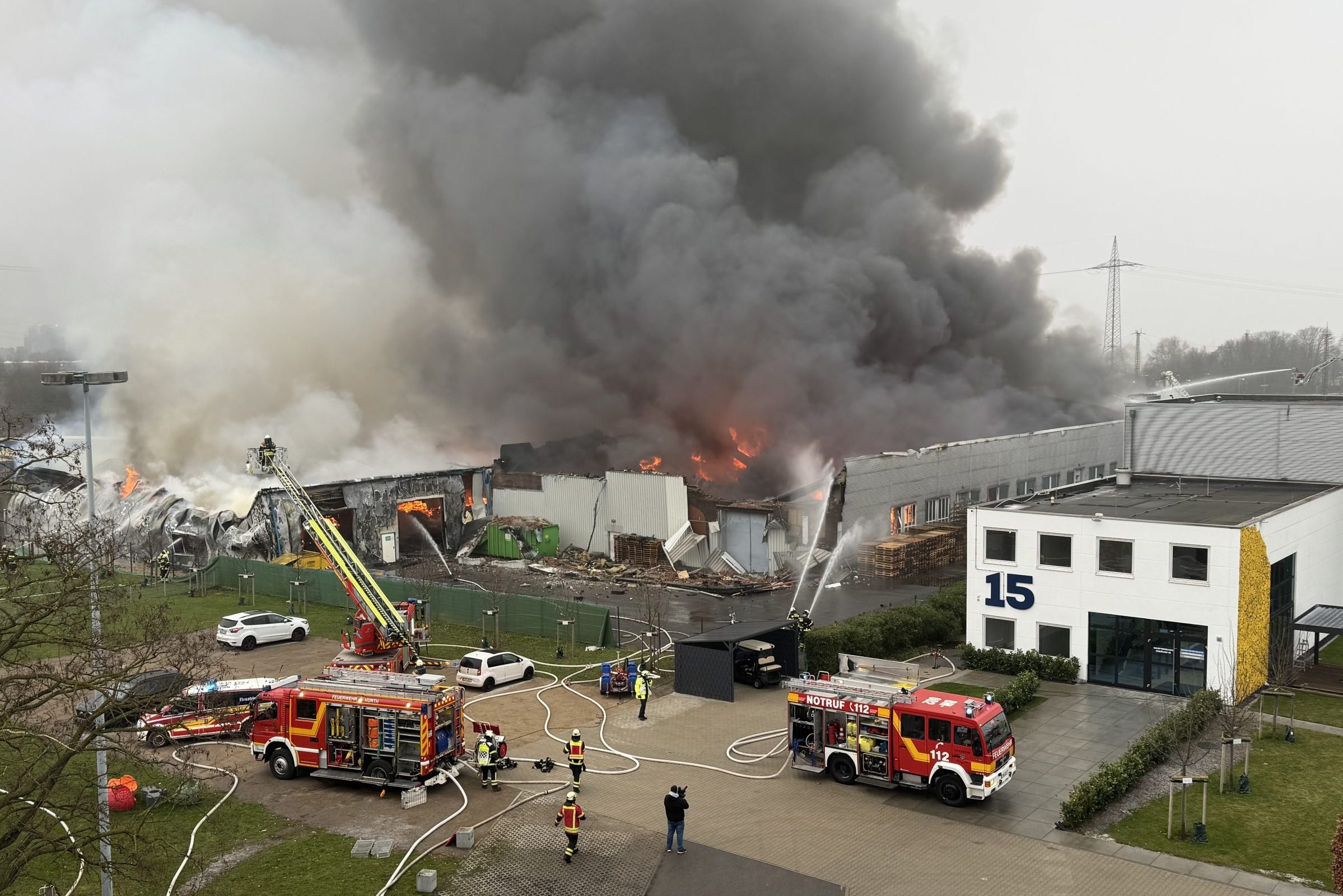 Zwei Lagerhallen in Hürth-Kalscheuren im Vollbrand