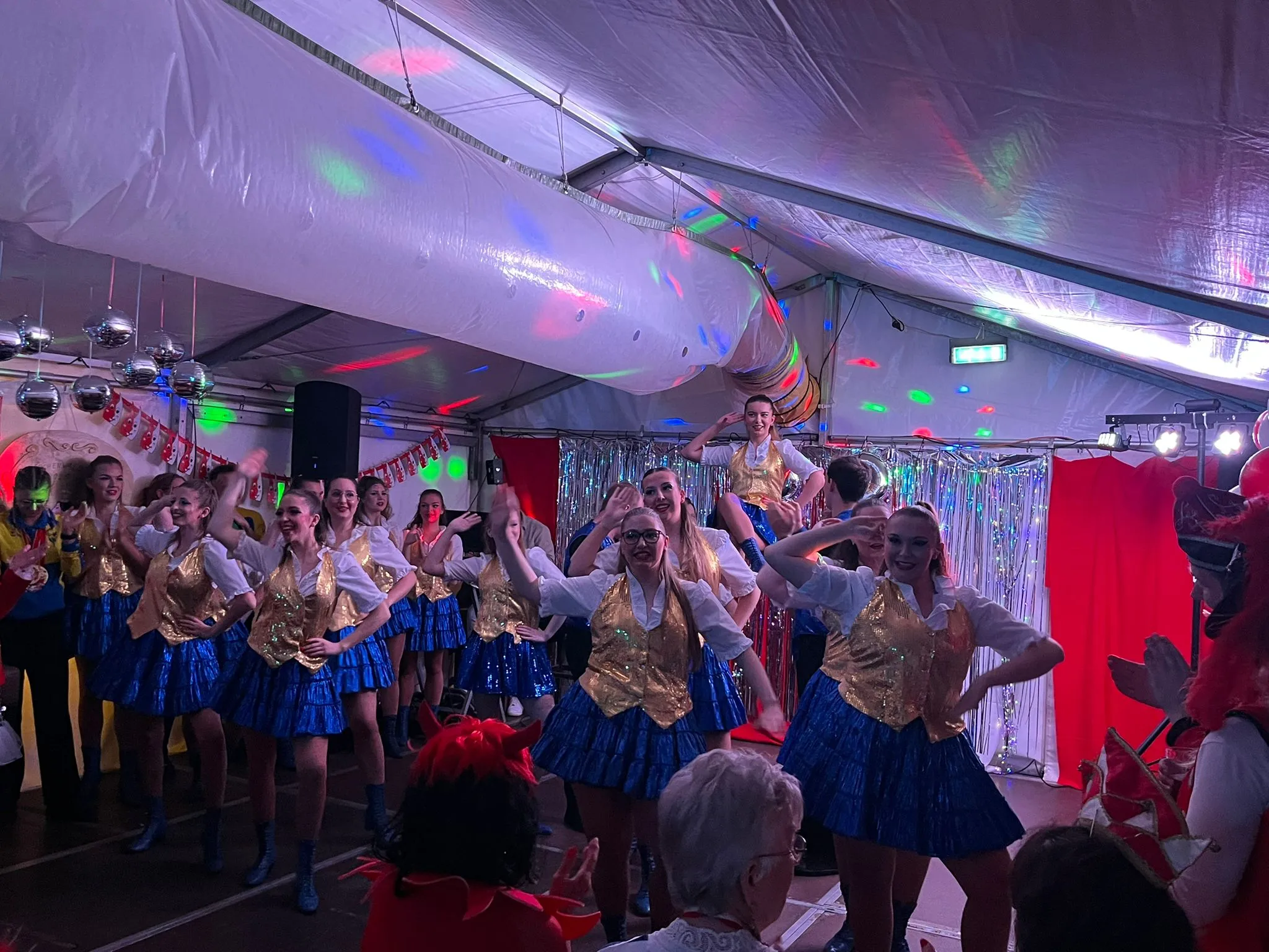 Ordnungsamt untersagt Musik bei Karneval in Berzdorf während Bühnenauftritt