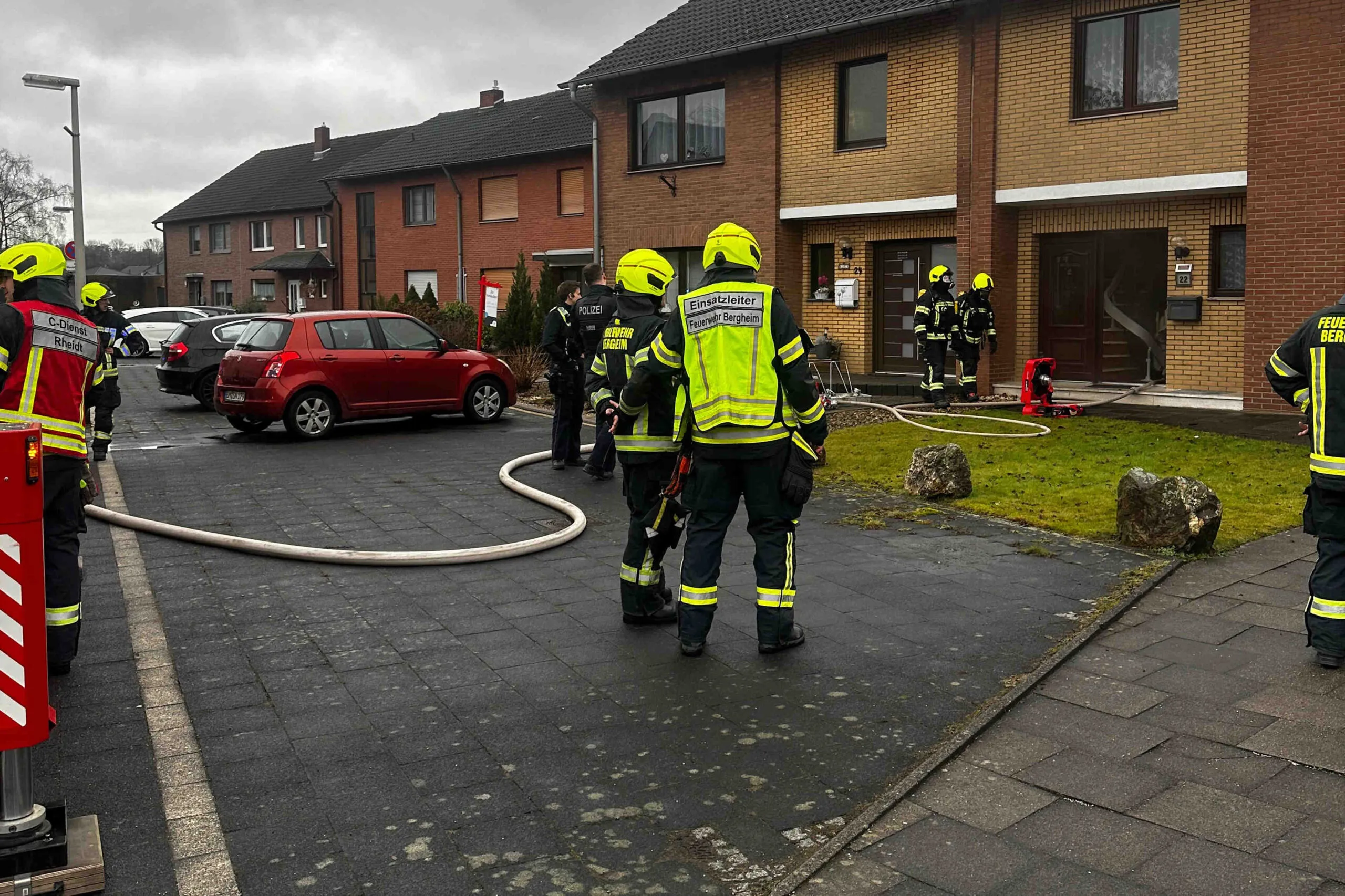 Kellerbrand in Reihenhaus – Feuerwehr löscht Brand in Bergheim-Niederaußem