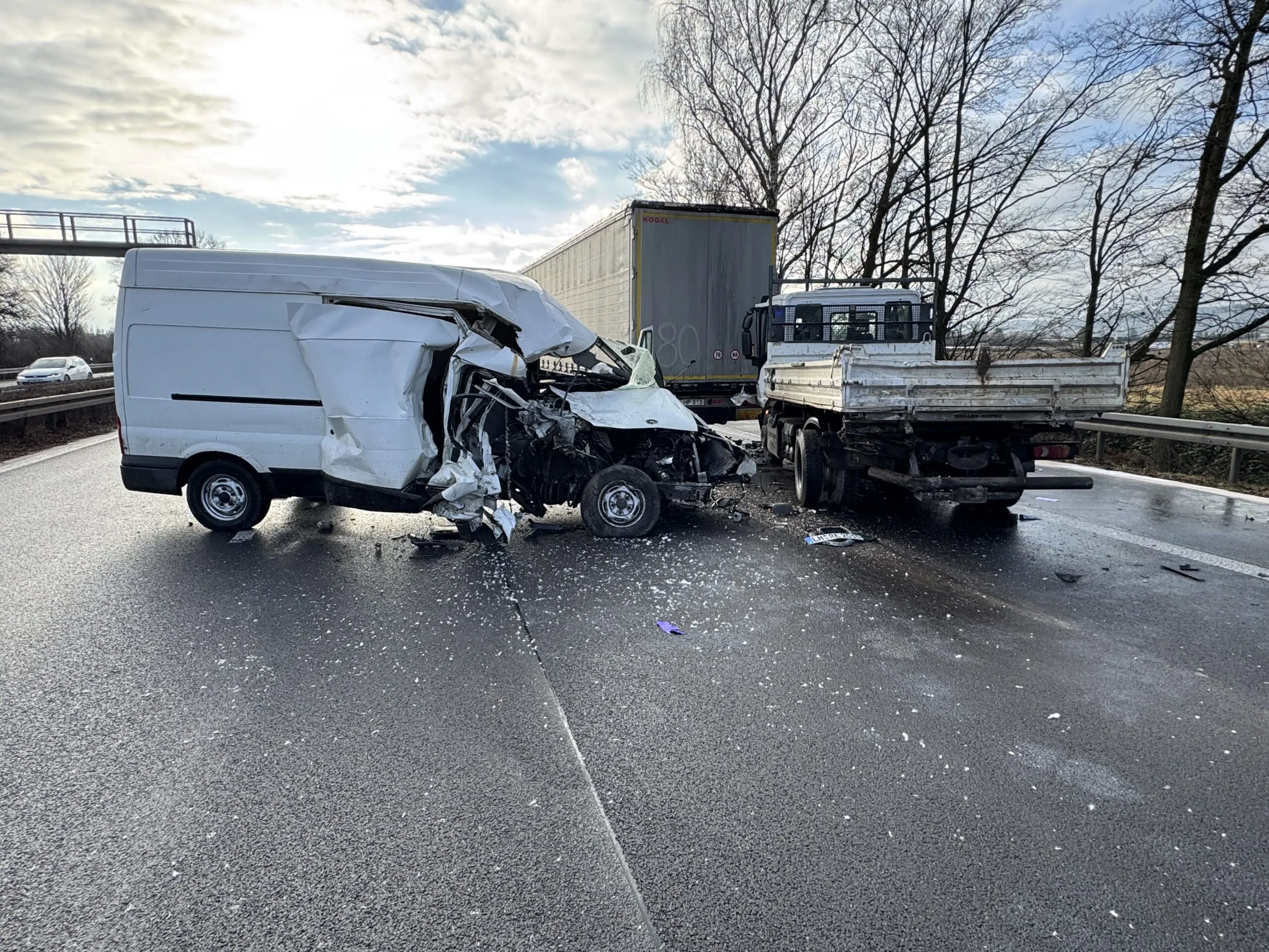Schwerer Unfall mit zwei Lastwagen und Kleintransporter auf der A555