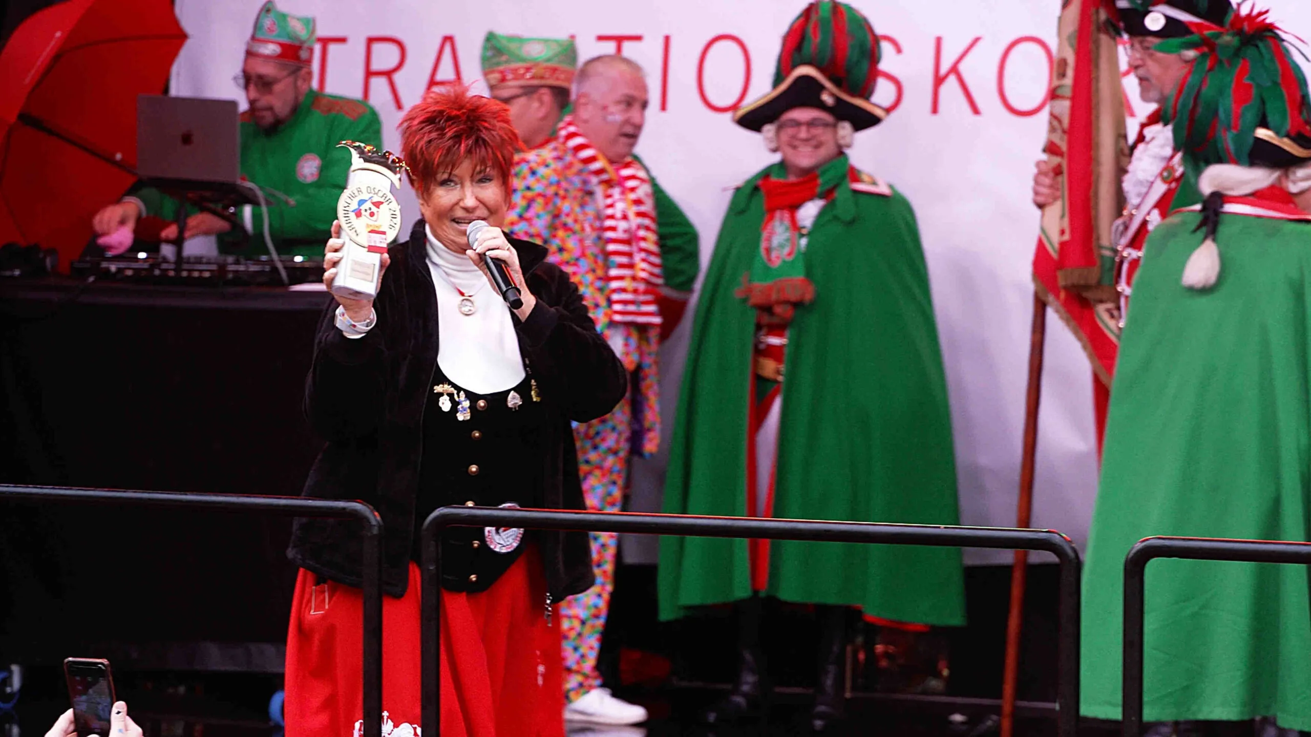 Marita Köllner stürzt bei Weiberfastnacht am Alter Markt