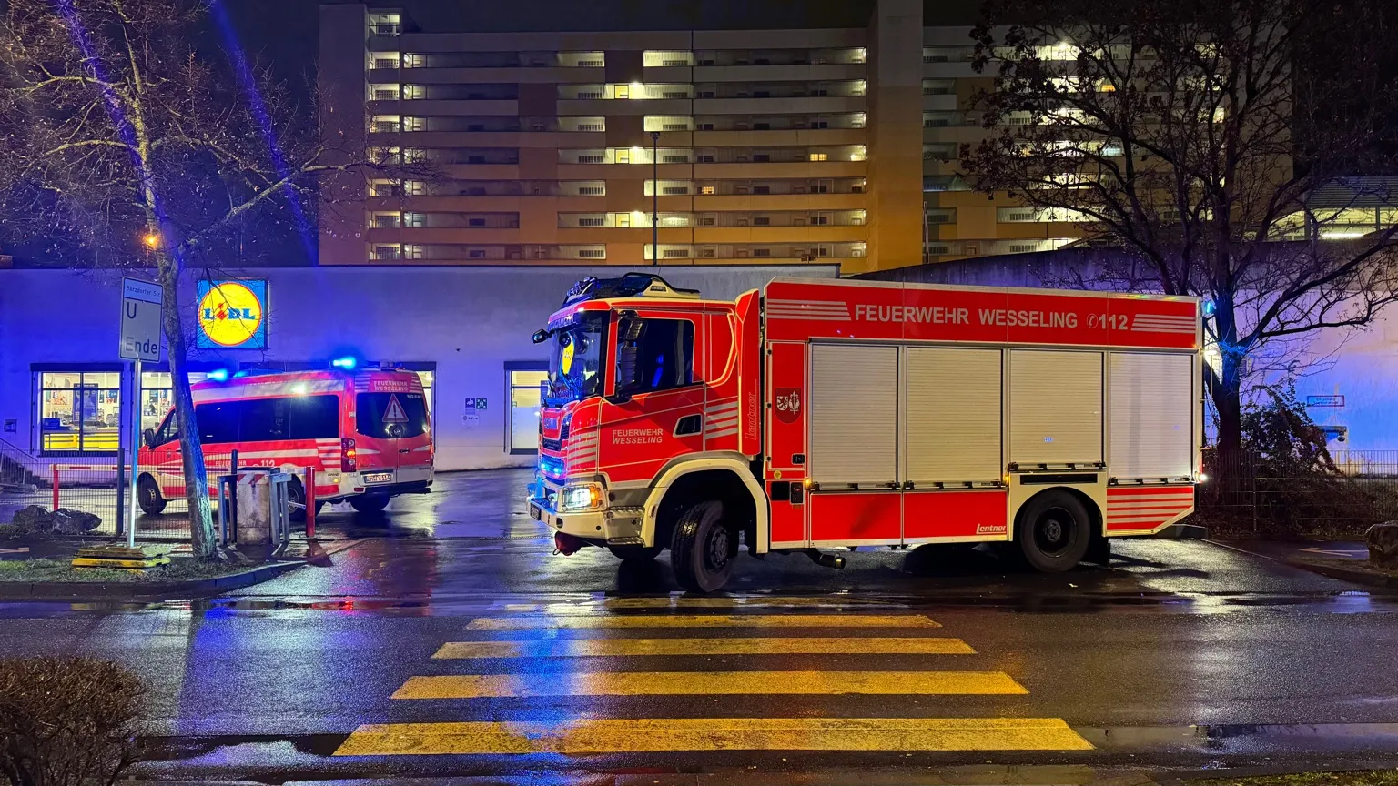 Vier Personen bei Wohnungsbrand in Wesseling dem Rettungsdienst übergeben