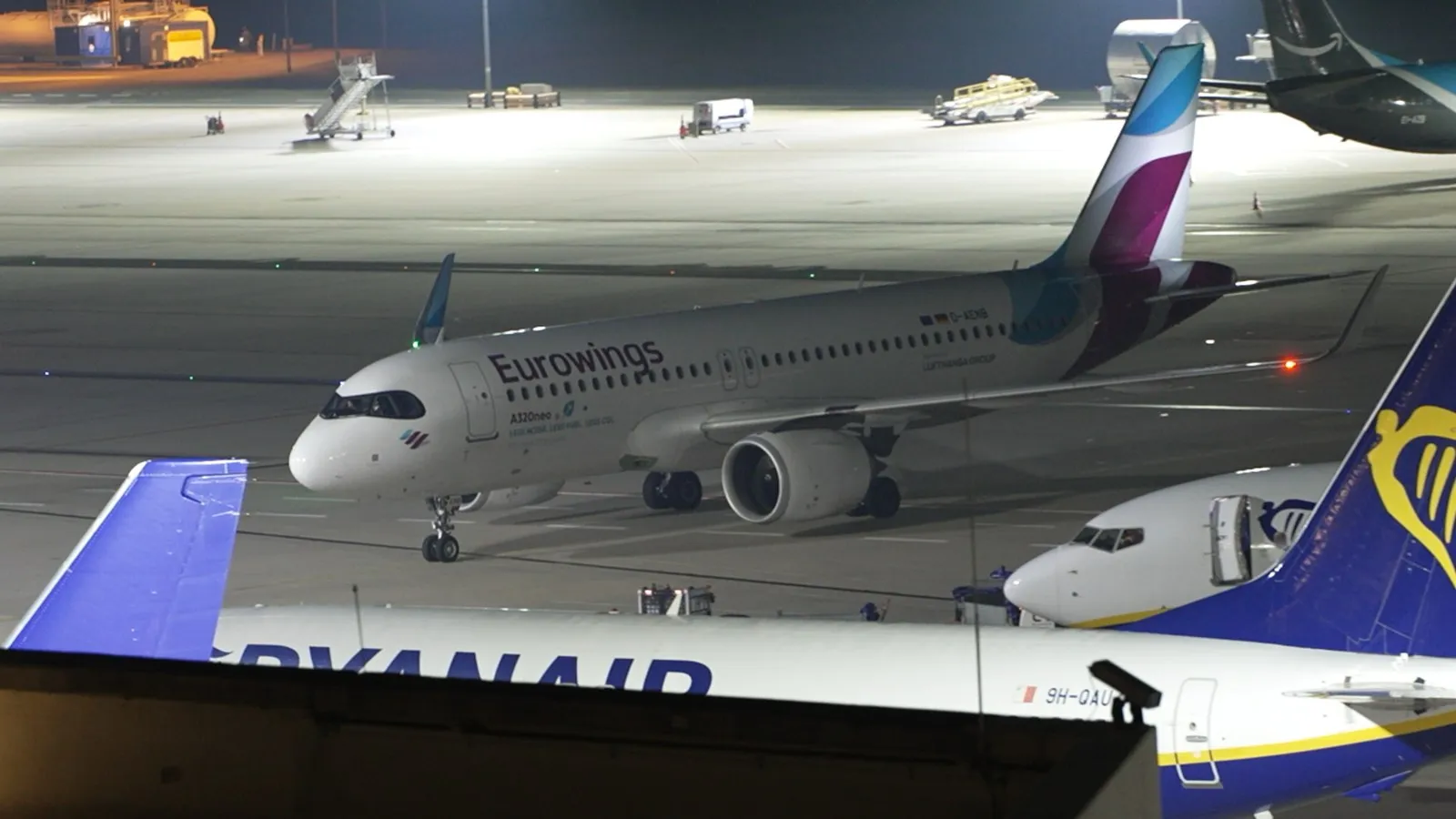 Eurowings Airbus A320neo am Flughafen Köln/Bonn bei Nacht