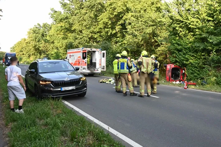 Unfall L93 Pulheim Schwerer Unfall in Pulheim-Stommeln: PKW landet im Straßengraben Feuerwehreinsatz