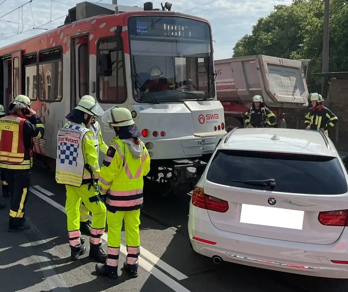 Unfall Stadtbahn PKW Unfall an Sankt Augustiner Straße: Stadtbahn kollidiert mit PKW Feuerwehreinsatz