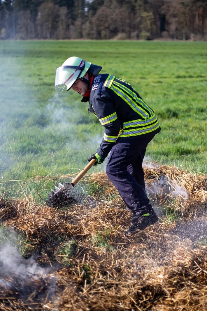 Strohballenbrand Bonn 130 Strohballen brennen bei großem Feuer in Bonn-Vilich-Rheindorf Feuerwehreinsatz