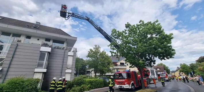 Kellerbrand Hennef Kellerbrand in Hennef: Feuerwehr rettet zwei Personen über Drehleiter Feuerwehreinsatz