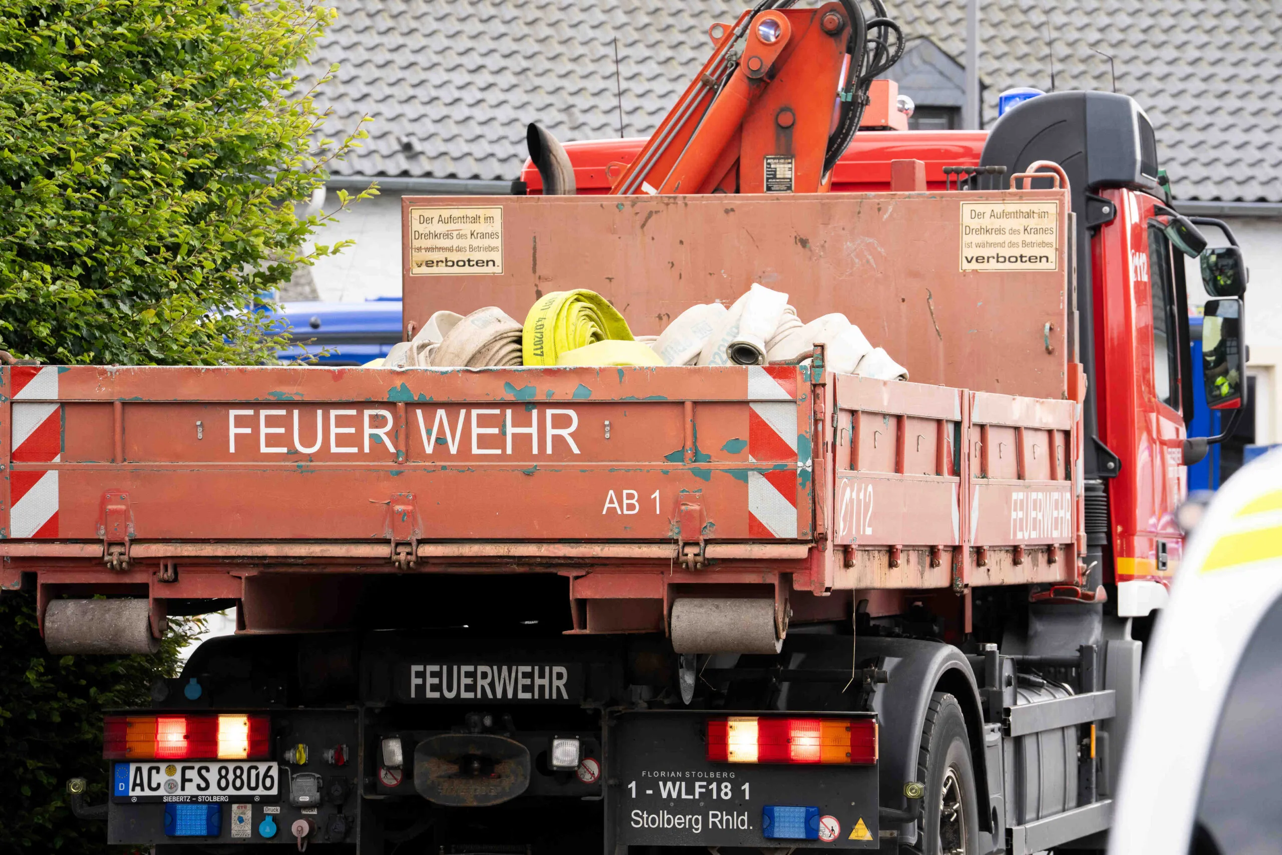 Feuerwehrfahrzeug mit Schläuchen und Einsatzmaterial beim Rückbau in Kalterherberg.