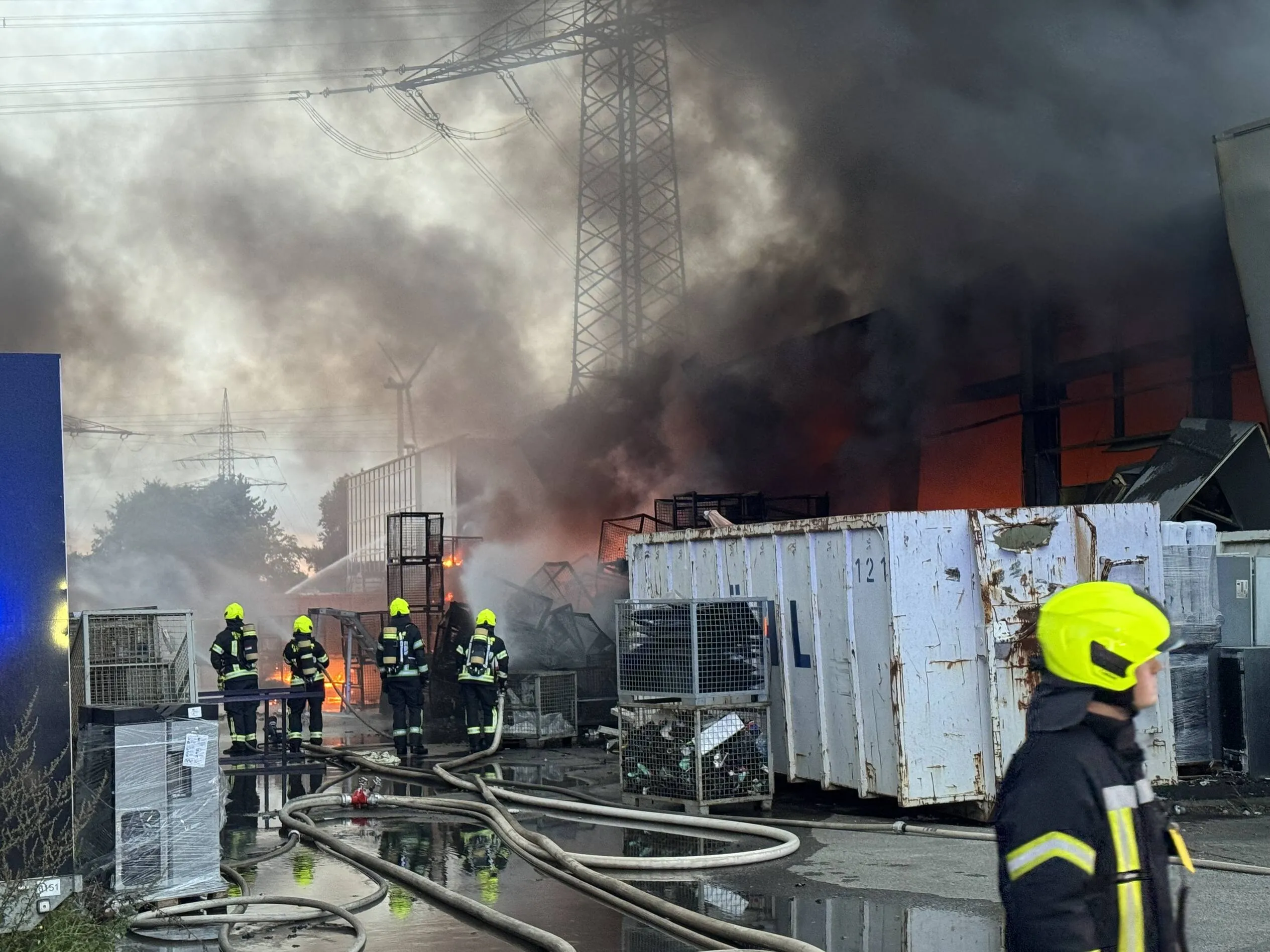 Brand Bergheim Akkus Feuerwehr Bergheim bekämpft Brand in Lagerhalle Feuerwehreinsatz