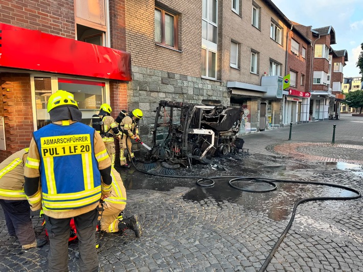 Kehrmaschinenbrand Pulheim Feuerwehreinsatz
