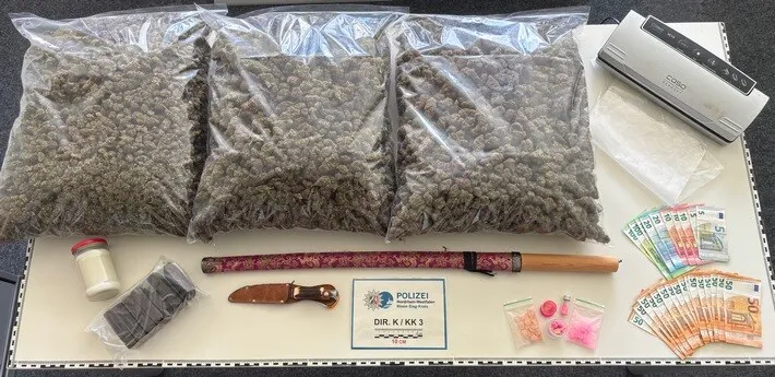 Cannabisfund Hennef Polizei findet acht Kilogramm Cannabis in Hennefer Wohnung Polizeieinsatz