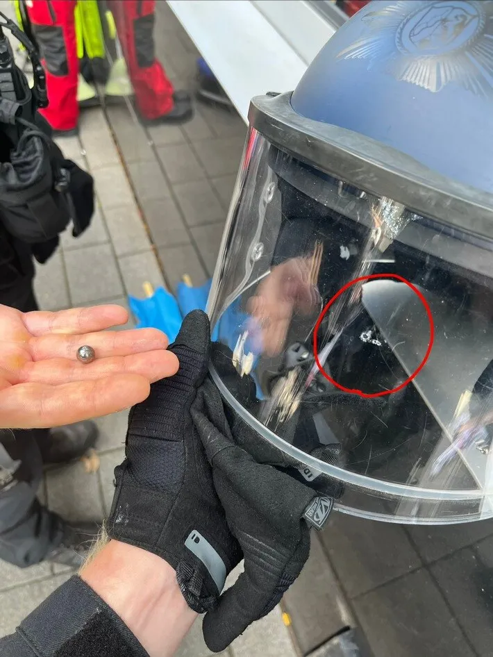 Angriffe auf Polizei Köln Polizei stoppt Aufzug in Köln nach Angriffen auf Einsatzkräfte Polizeieinsatz