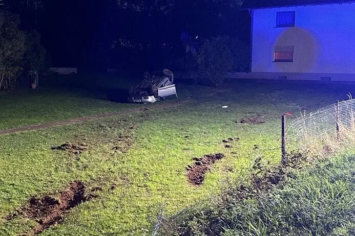 Pkw Unfall Zülpich Pkw überschlägt sich mehrfach bei Unfall in Zülpich-Sinzenich Polizeieinsatz