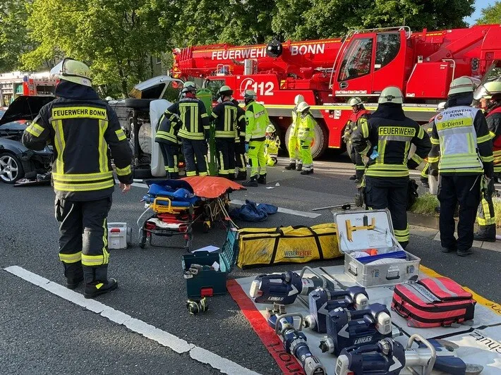 eingeklemmte Person Bonn Eingeklemmte Person im Bonner Zentrum nach Unfall befreit Feuerwehreinsatz