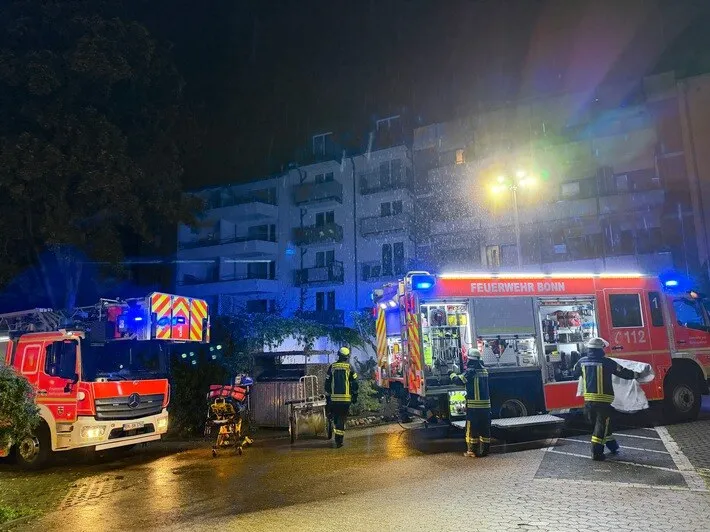 Brand Wohnheim Bonn Brand in Wohnheimküche in Bonn-Nordstadt Feuerwehreinsatz
